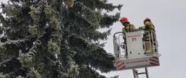 Strażacy pracujący w koszu drabiny mechanicznej