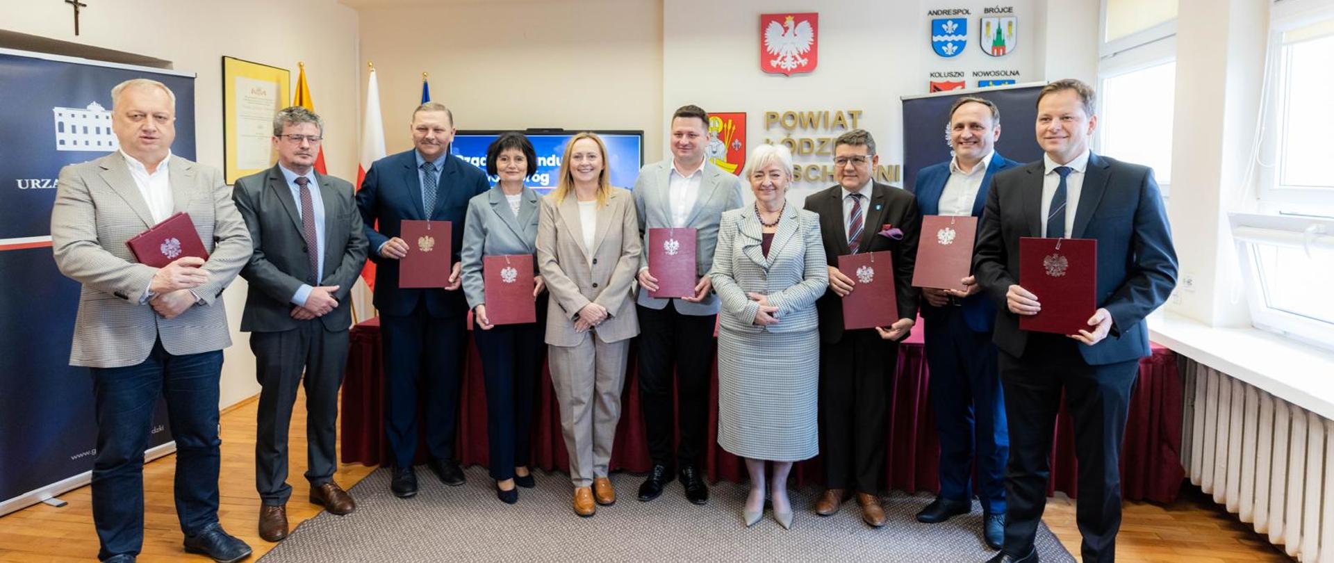 Pamiątkowa fotografia wojewody łódzkiego Doroty Ryl, marszałek województwa Joanny Skrzydlewskiej oraz samorządowców z powiatu łódzkiego wschodniego 