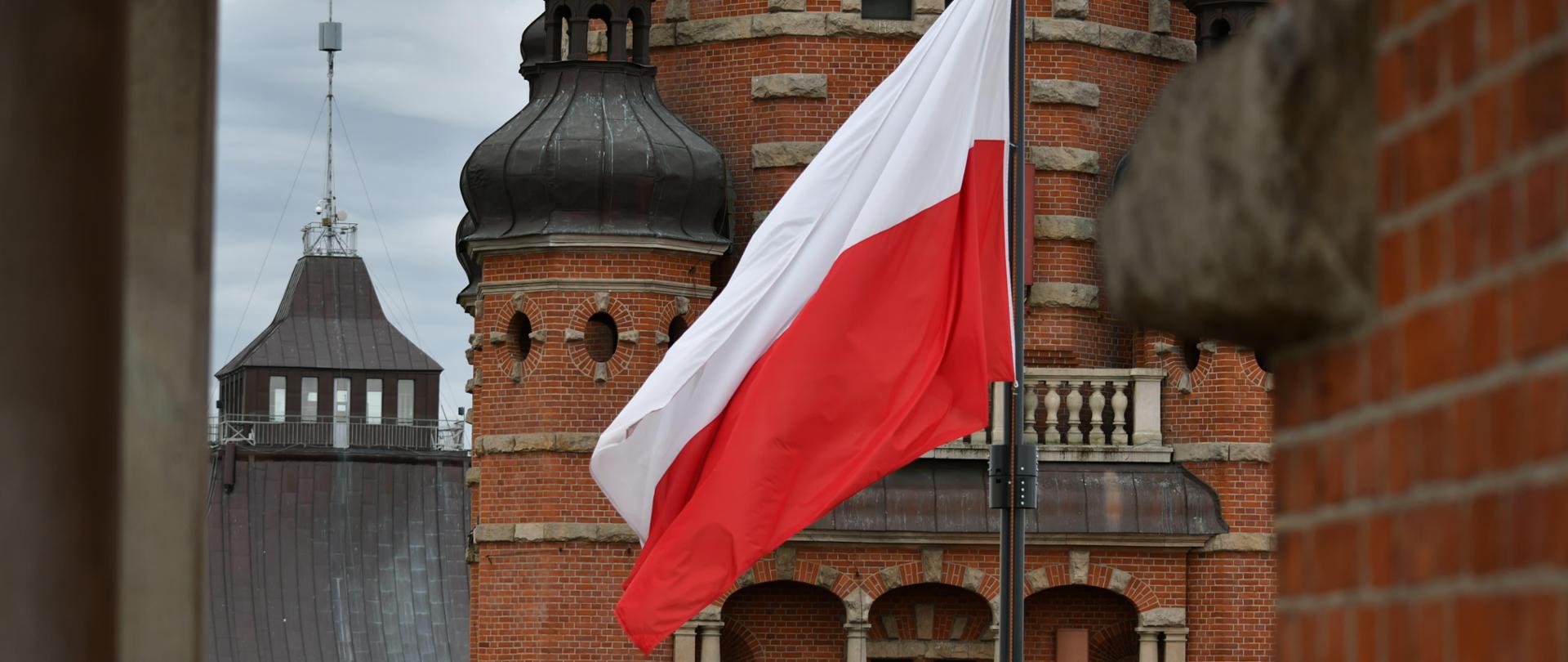 biało-czerwona flaga na maszcie urzędu