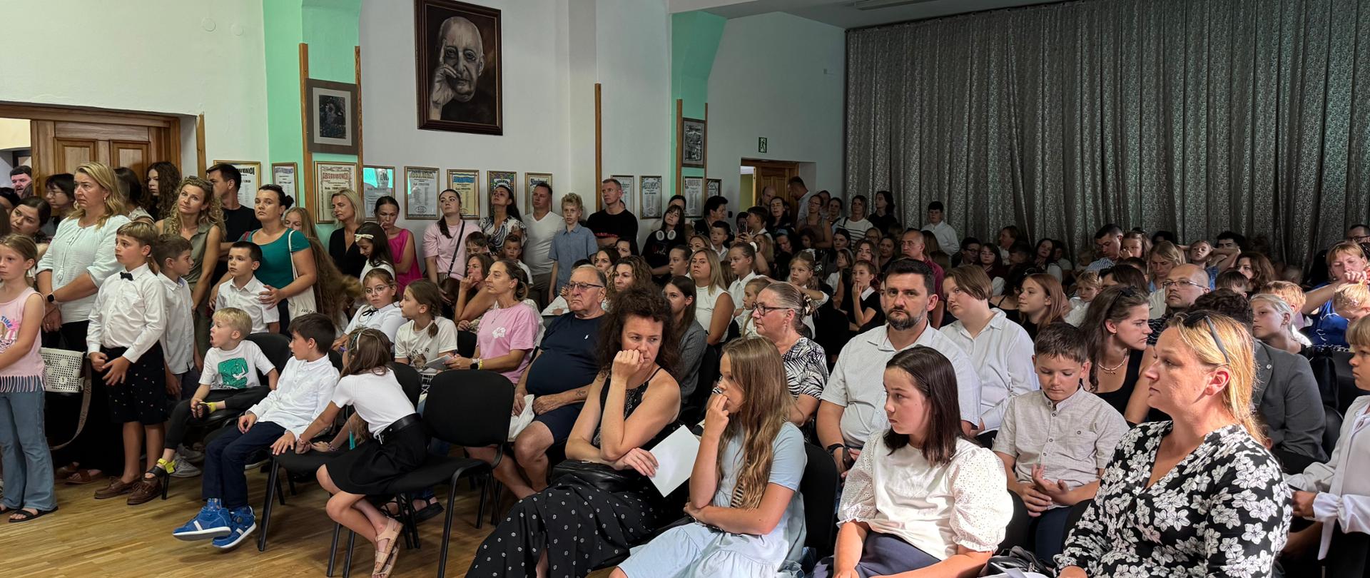 Zdjęcie przedstawiające uczestników uroczystego rozpoczęcia roku szkolnego 2025/2026, które odbyło się 1 września 2025 roku.