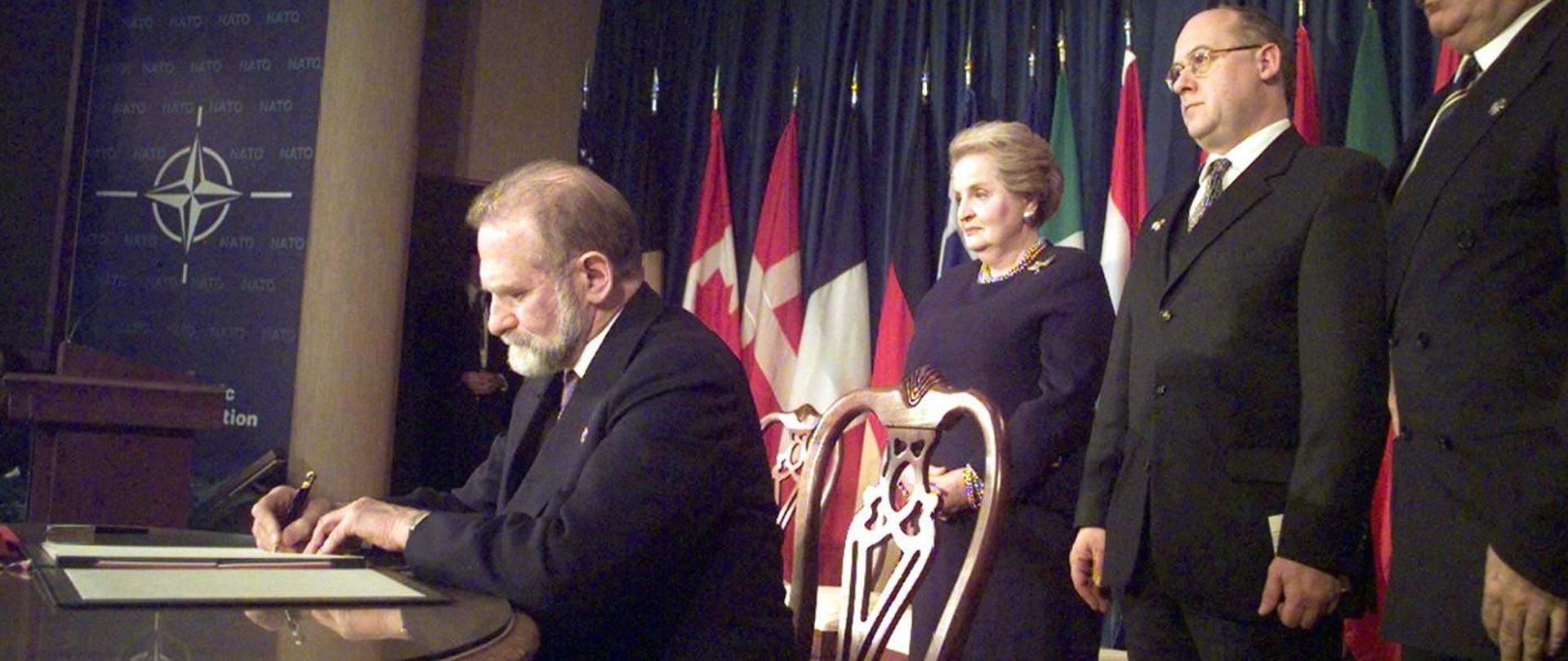 Minister SZ Bronisław Geremek podpisujący dokumenty akcesyjne do NATO 