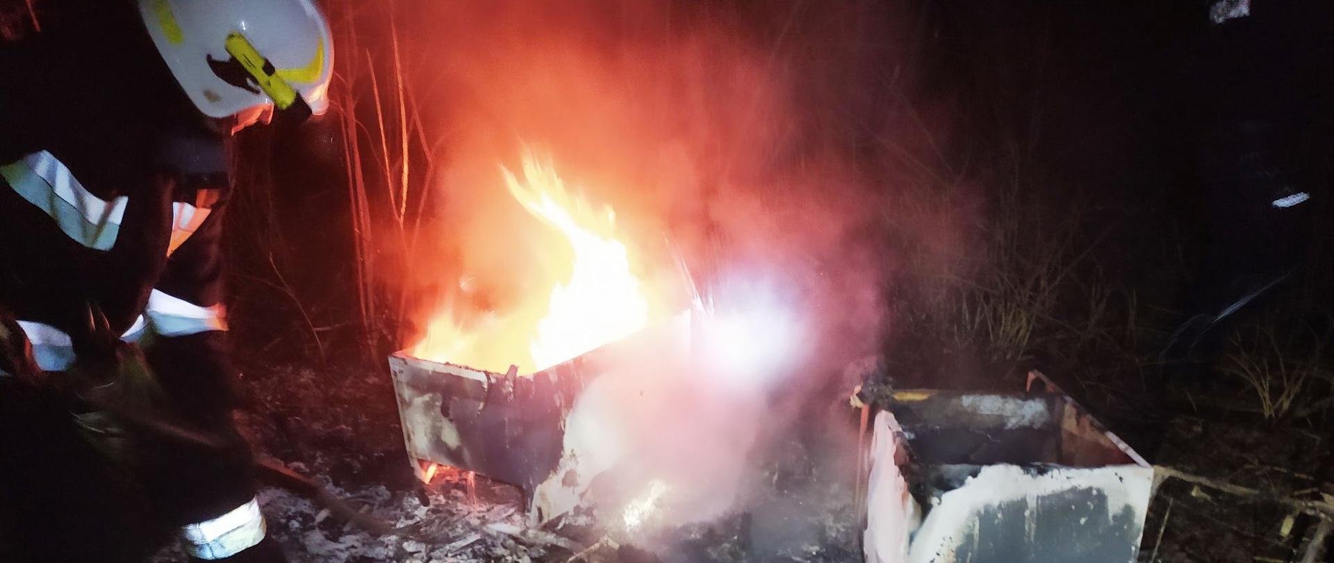 Strażacy gaszą pożar sprzętu AGD