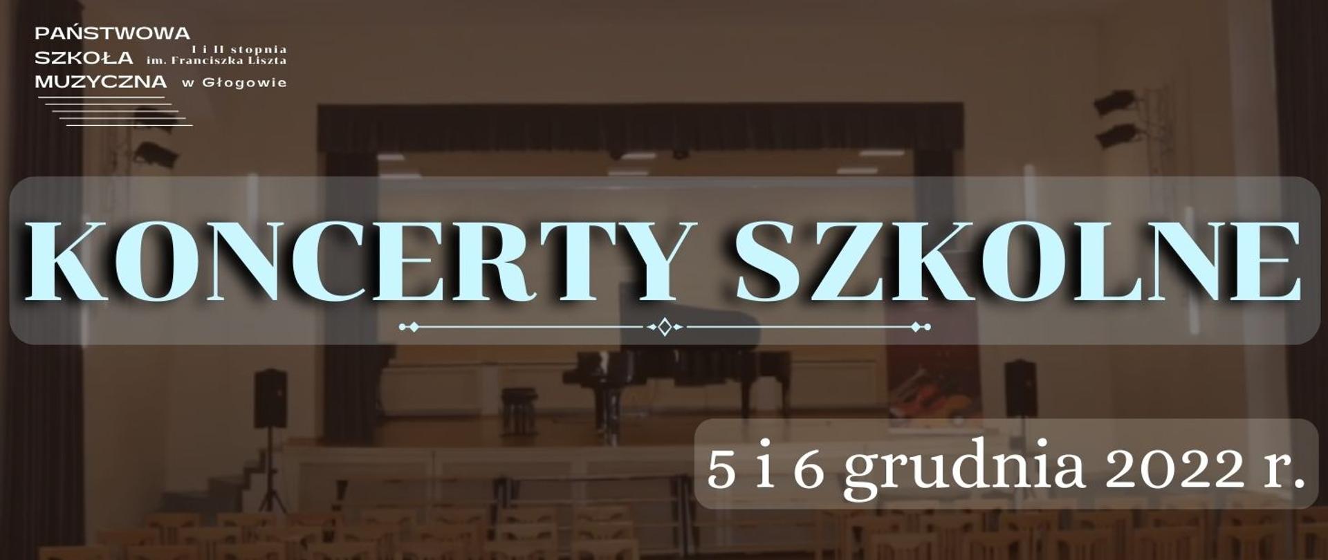 W lewym górnym roku logo z pełną nazwą szkoły i pięciolinią, w kolorze białym. Pośrodku, na całą szerokość napis: "KONCERTY SZKOLNE" w kolorze jasnoniebieskim. Poniżej, wyrównany do prawej strony mniejszy napis w kolorze białym: "5 i 6 grudnia 2022 r." W tle zdjęcie szkolnej auli, widoczne okno sceny, w centrum fortepian z otwartym skrzydłem, przed sceną rzędy pustych krzeseł.