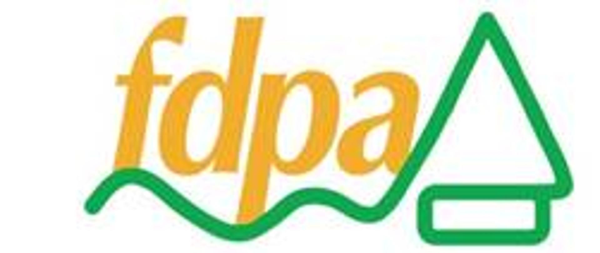na białym tle od lewej małe litery fdpa, od prawej piktogram drzewka iglastego, u dołu pełna nazwa fundacji