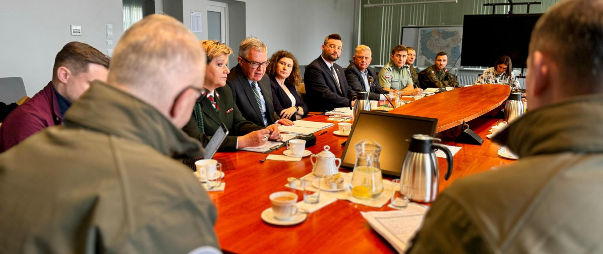 Wojewoda Radosław Król zwołał w trybie pilnym doraźne posiedzenie Wojewódzkiego Zespołu Zarządzania Kryzysowego w Olsztynie. Spotkanie odbyło się 21 stycznia w związku z potwierdzeniem ogniska pryszczycy u bydła w niemieckiej Brandenburgii fot. nr 10.