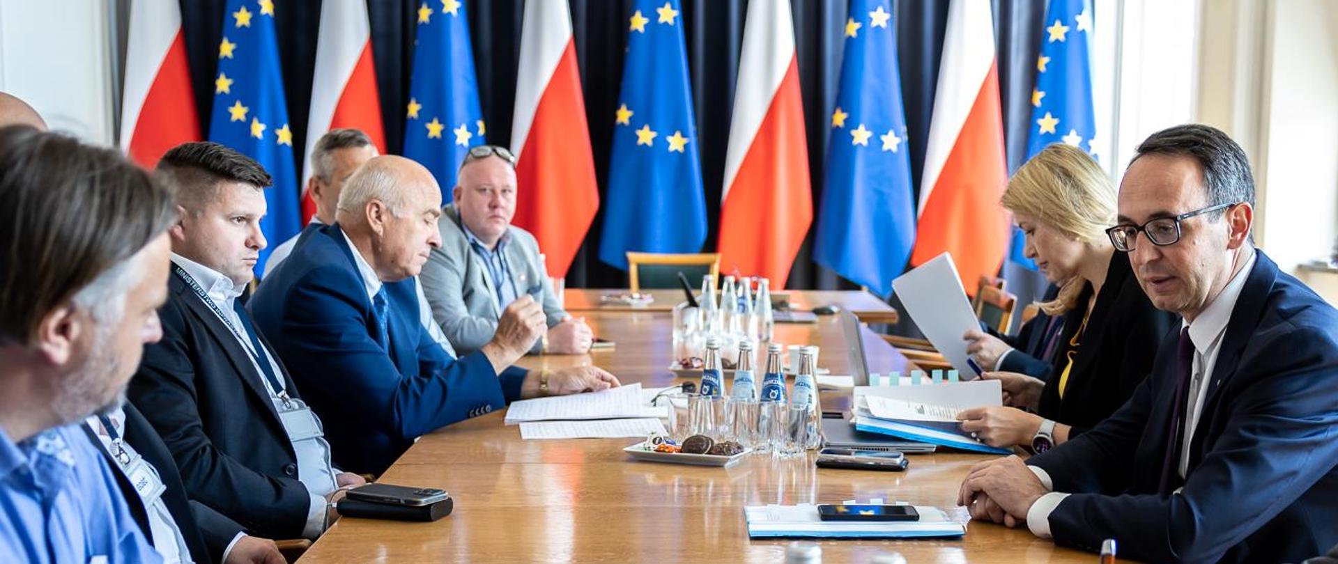 Minister infrastruktury Dariusz Klimczak w trakcie rozmów z przedstawicielami przewoźników