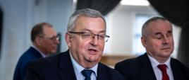 Minister infrastruktury Andrzej Adamczyk w trakcie konferencji prasowej w sejmie po przegłosowaniu ustawy o bezpłatnych autostradach i drogach ekspresowych