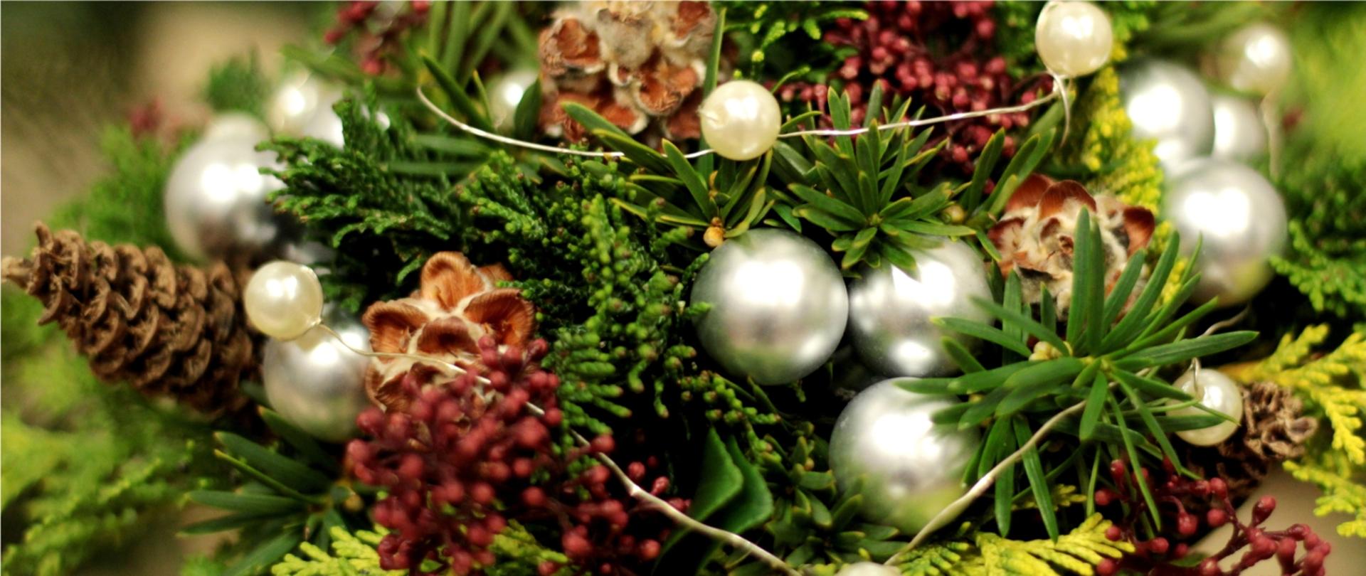 Zdjęcie przedstawia stroik bożonarodzeniowy