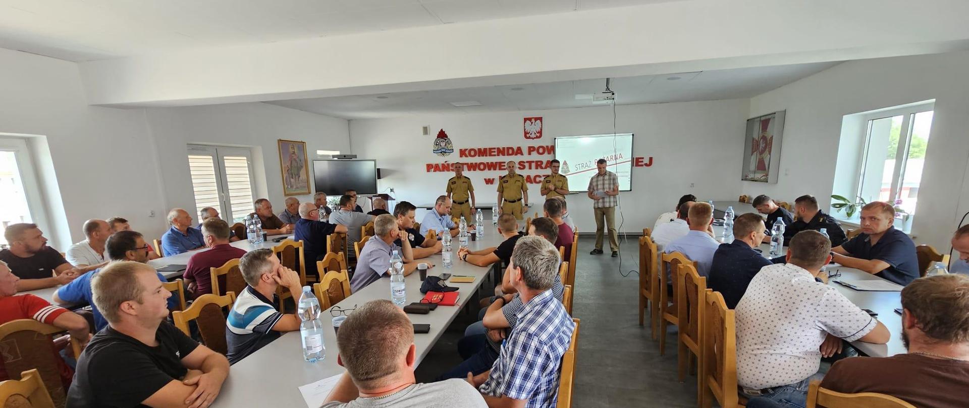 Zdjęcie przedstawia druhów ochotników podczas odprawy szkoleniowej w Komendzie Powiatowej PSP w Lubaczowie