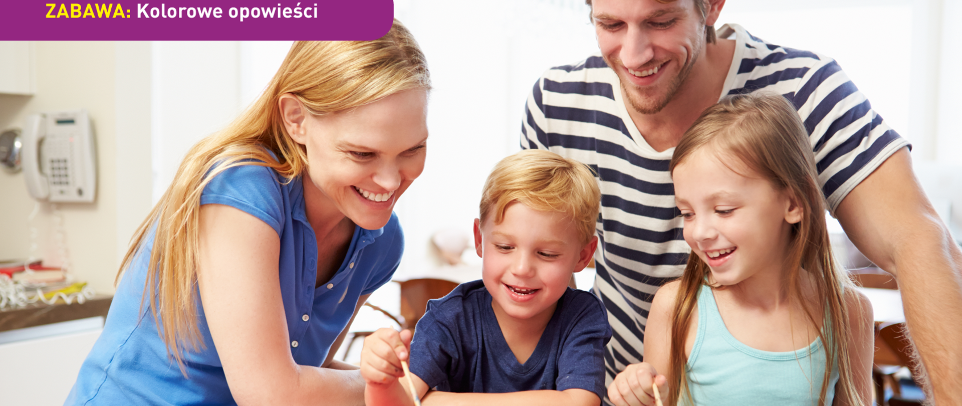 Zdjęcie przedstawia rodzinę (mężczyzna, kobieta, chłopiec i dziewczynka) zajętych malowaniem. U dołu znajduje się pasek logotypów: Europejskie Fundusze Polska Cyfrowa, Ministerstwo Cyfryzacji, NASK i Unia Europejska Europejski Fundusz Rozwoju Regionalnego.