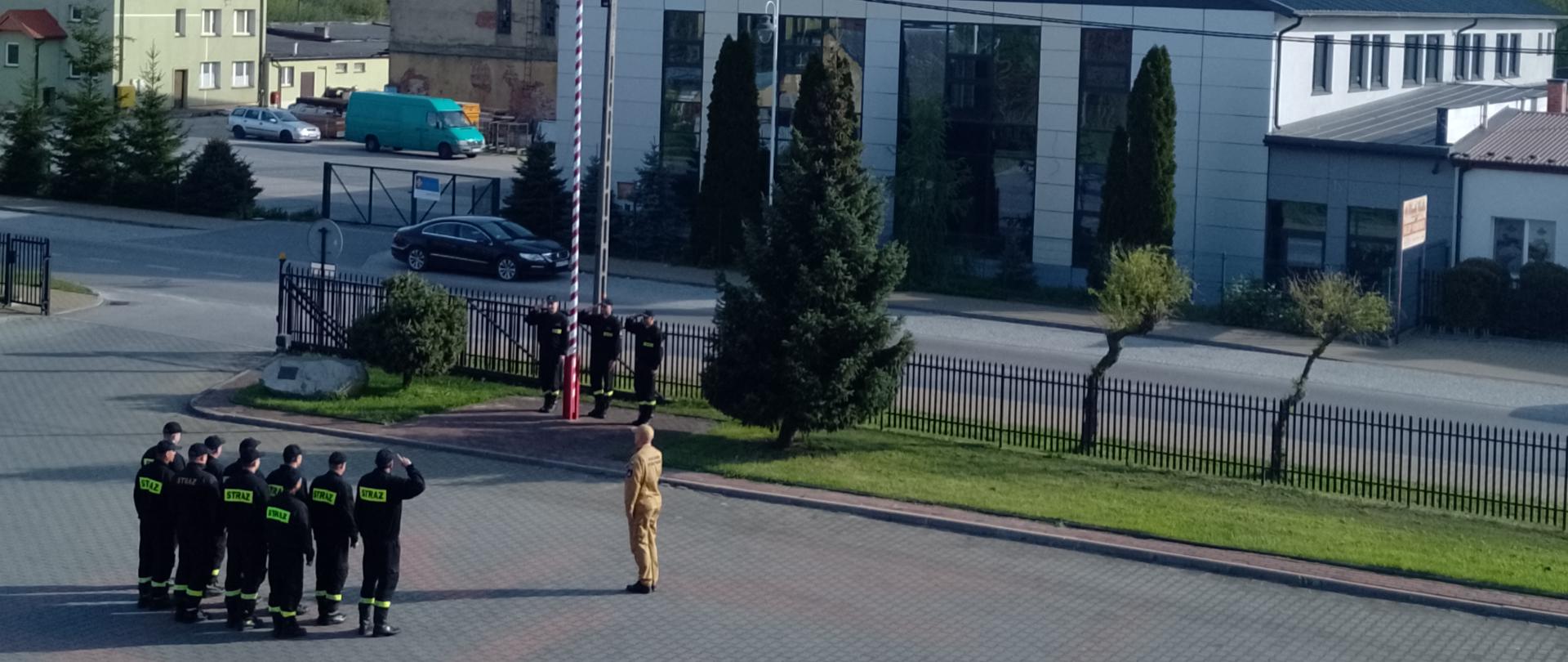 Dzień flagi, strażacy przed masztem salutują