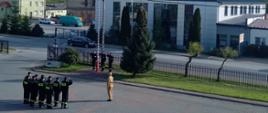 Dzień flagi, strażacy przed masztem salutują