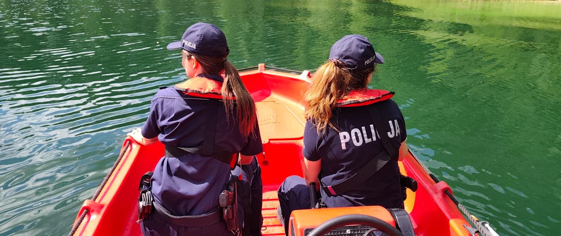 Dwie policjantki patrolujące pilskie wody na łódce.