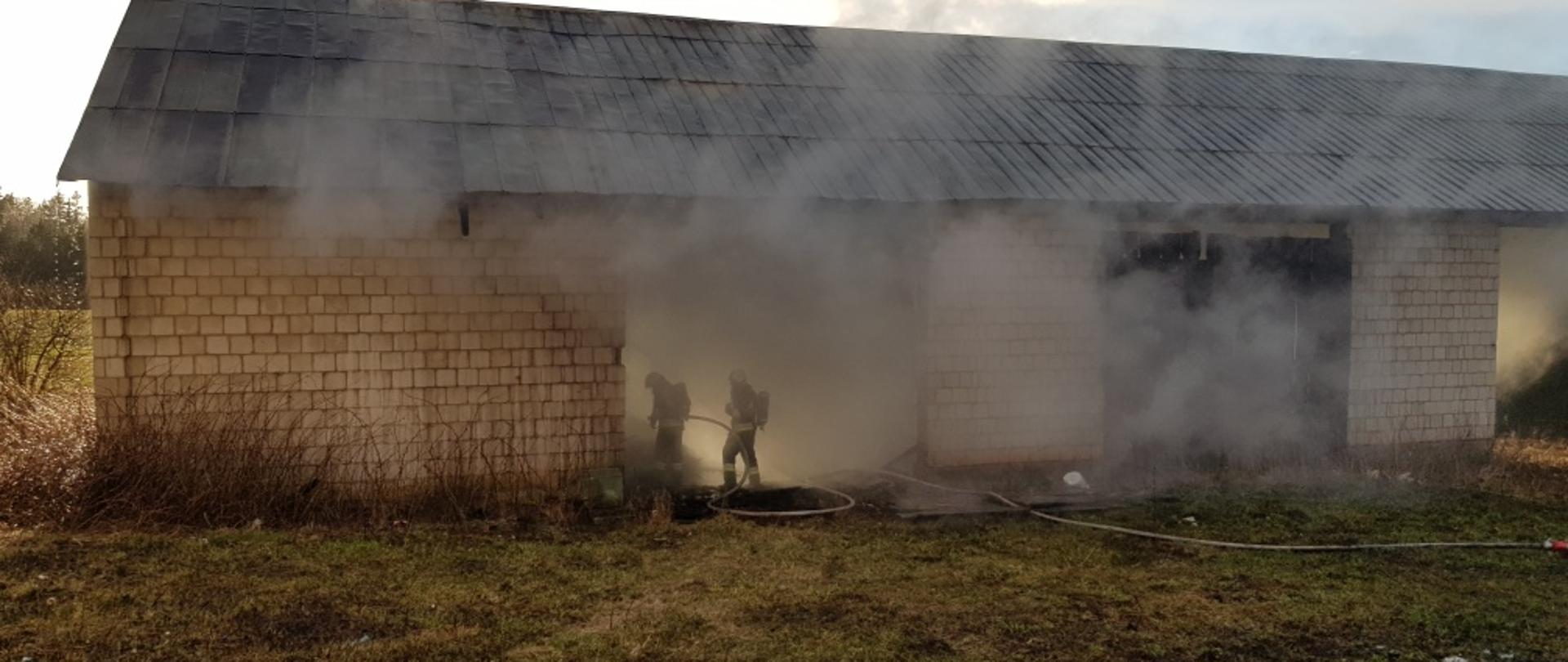 Na zdjęciu widoczni strażacy podczas prowadzonych działań gaśniczych.