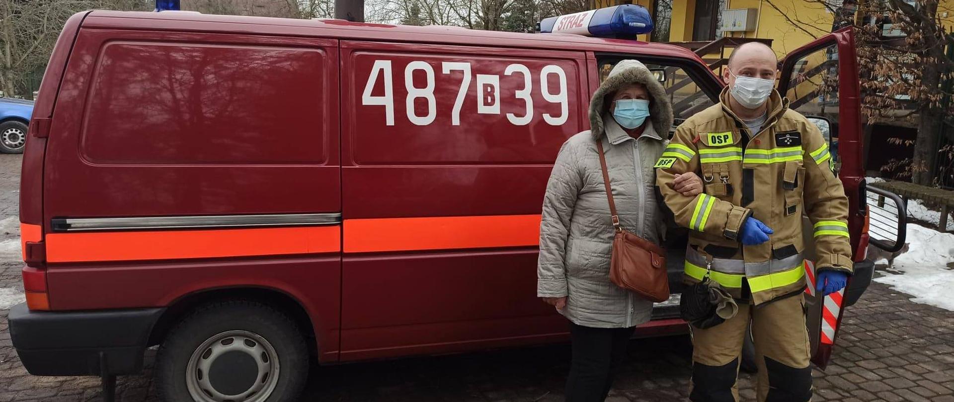 Zdjęcie przedstawia dowóz osób na szczepienie przez OSP Janów