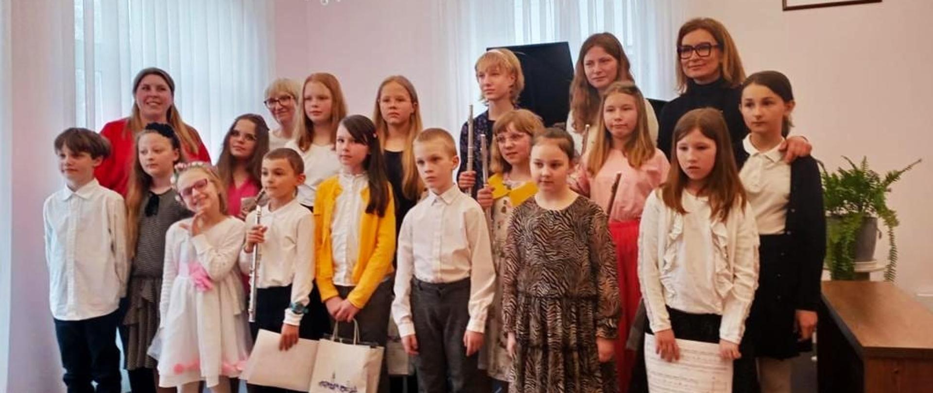 Zdjęcie przedstawia wszystkich uczestników występujących podczas kwietniowego koncertu wiosennego.