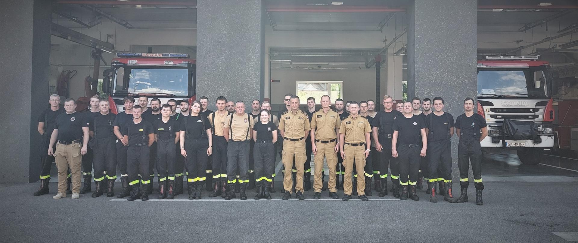 Kursanci wraz z kadrą ustawieni przed remizą. 