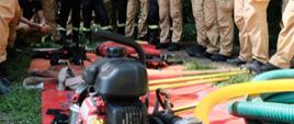 Na zdjeciu widoczni są funkcjonariusze z komendy powiatowej panstwowej strazy pozarnej podczas omawiania sprzętu do zwalczania pożarów na terenach niezurbanizowanych