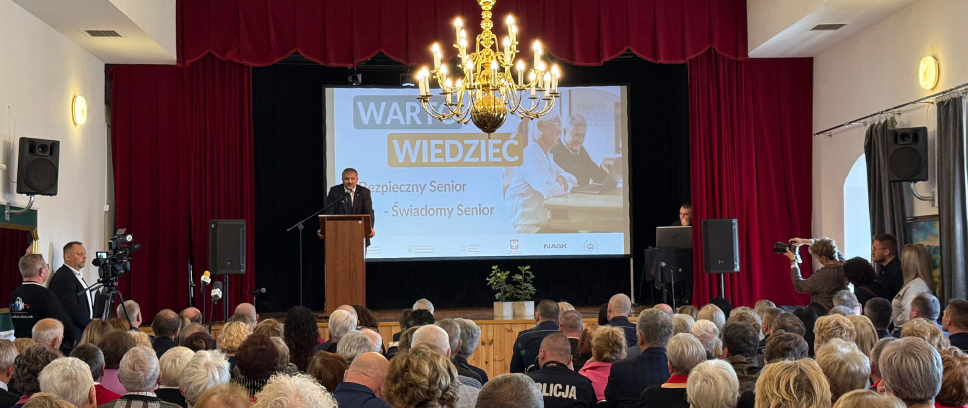 Minister Waldemar podczas wystąpienia na spotkaniu podsumowującym program edukacji prawnej dla seniorów w Pińczowie na sali konferencyjnej.