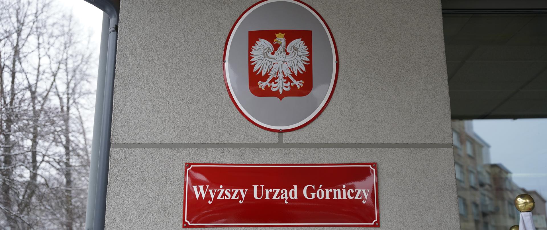 Główne wejście do budynku WUG, tabliczka z napisem Wyższy Urząd Górniczy