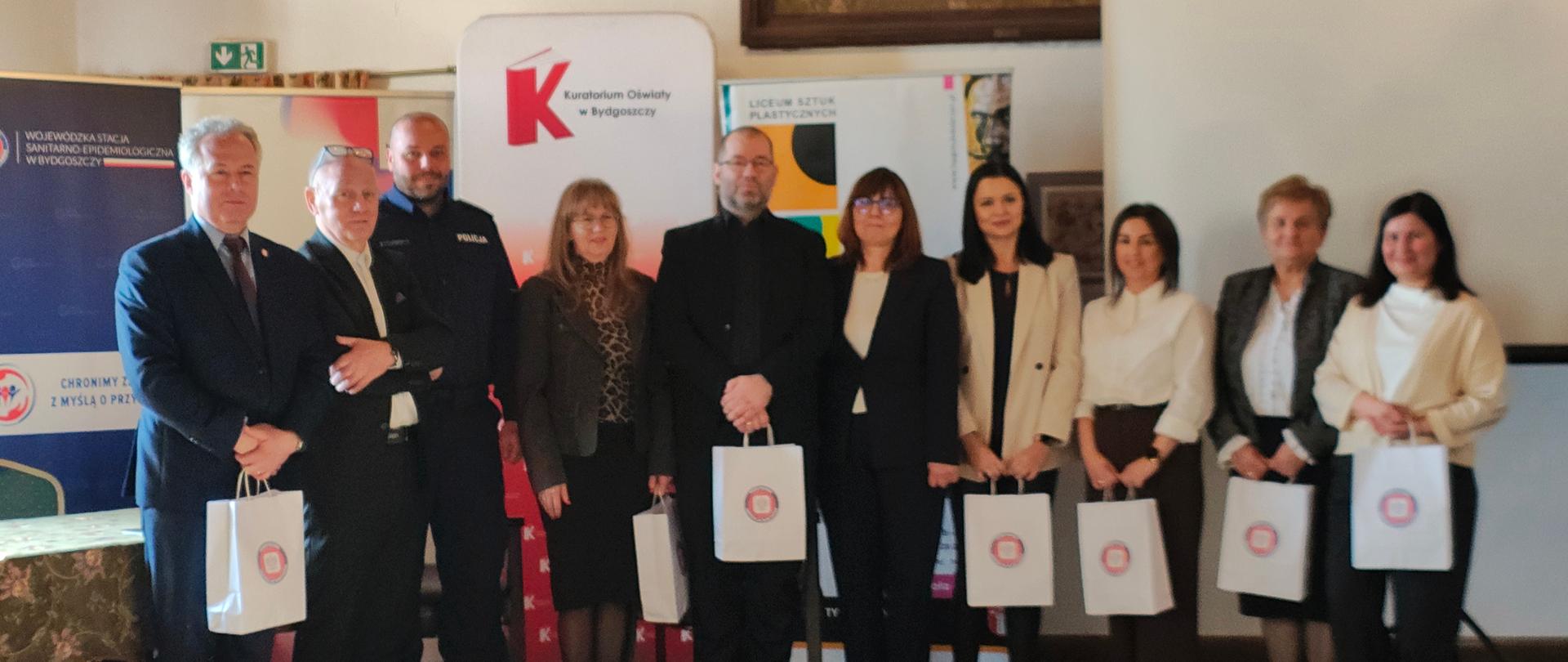 Zdjęcie przedstawia przedstawicieli urzędów zaangażowanych w realizację debaty Fakty i mity o HIV i AIDS