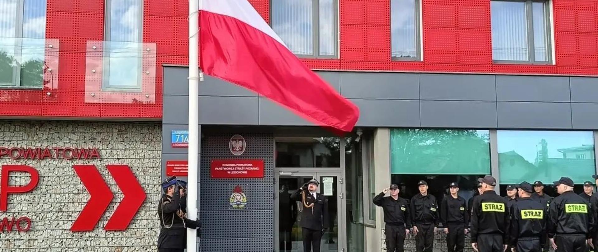 Uroczysta zmiana służby i podniesienie flagi Rzeczypospolitej Polskiej z okazji dnia flagi