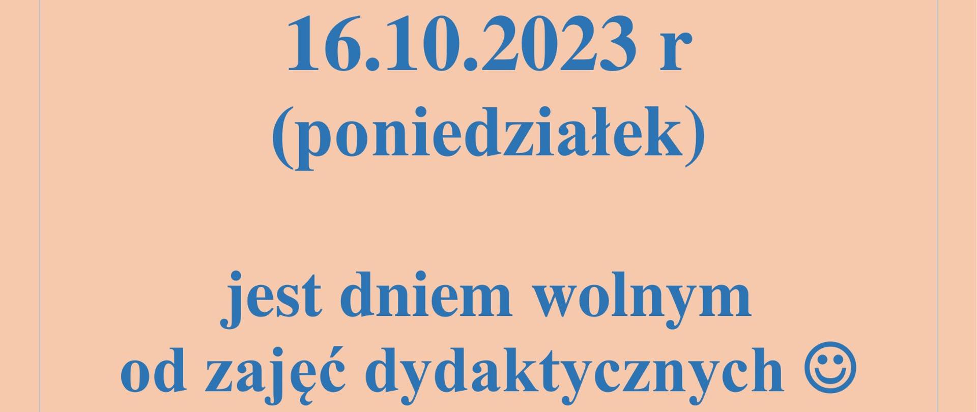 informacja na plakacie o dniu wolnym od zajęć dydaktycznych. Trzcionka z napisem informacji jest koloru niebieskiego. Tło plakatu jest w delikatnym kolorze pomarańczowym i posiada niebieskie obramowanie.