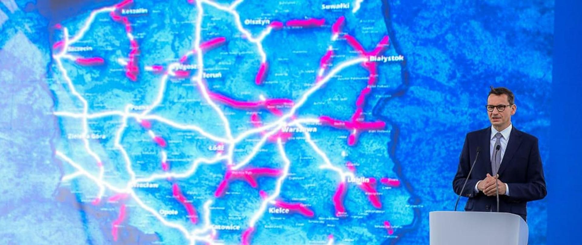 Zdjęcie przedstawia premiera Mateusza Morawieckiego prezentującego nowy Program Budowy Dróg Krajowych