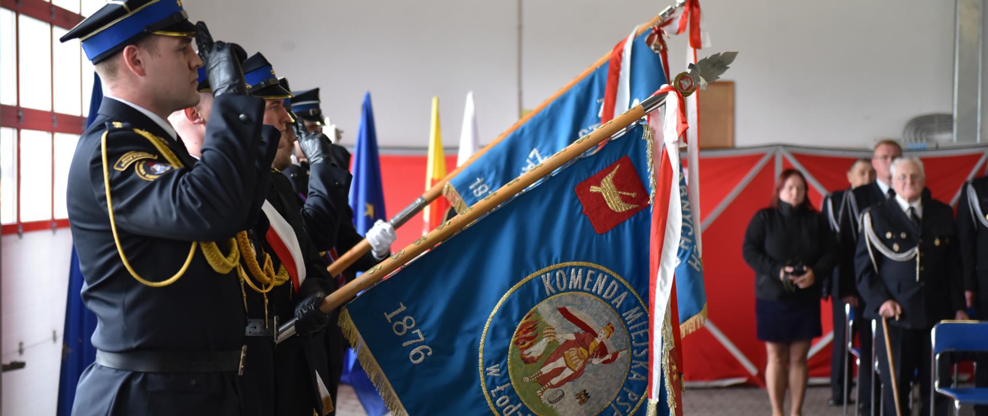 poczty sztandarowe w czasie uroczystości w garażu jrg