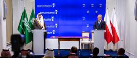 Minister infrastruktury Andrzej Adamczyk wraz ze swoim saudyjskim odpowiednikiem Salehem Al-Jasserem w trakcie konferencji prasowej dotyczącej podpisania umowy o komunikacji lotniczej między oboma państwami