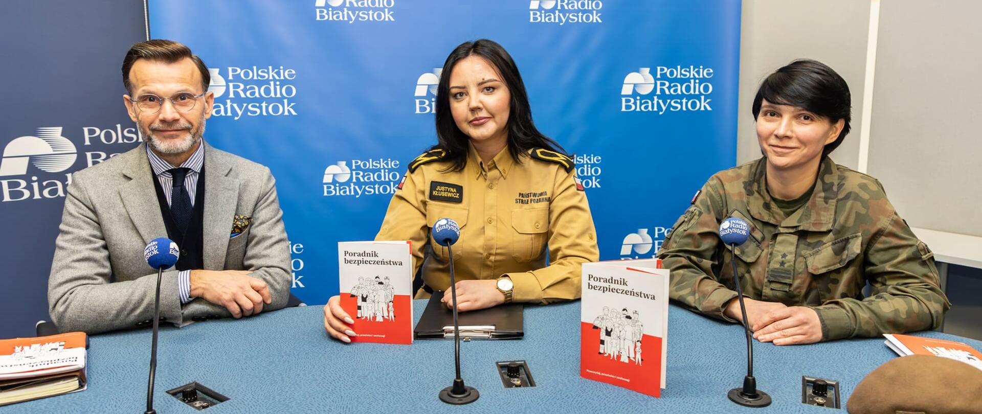 Do mieszkańców województwa podlaskiego trafiają "Poradniki bezpieczeństwa" - Jacek Brzozowski - wojewoda podlaski
ogniomistrz Justyna Kłusewicz - rzecznik prasowy podlaskiego komendanta wojewódzkiego PSP
ppłk. Małgorzata Repnik - szef sztabu w I Podlaskiej Brygadzie Obrony Terytorialnej w studiu radia Białystok