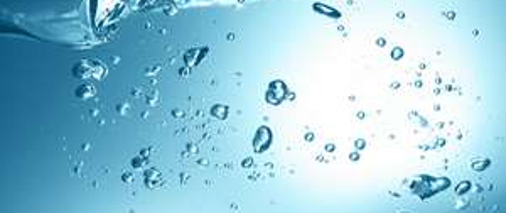 na zdjęciu woda i krople w kolorze błękitnym