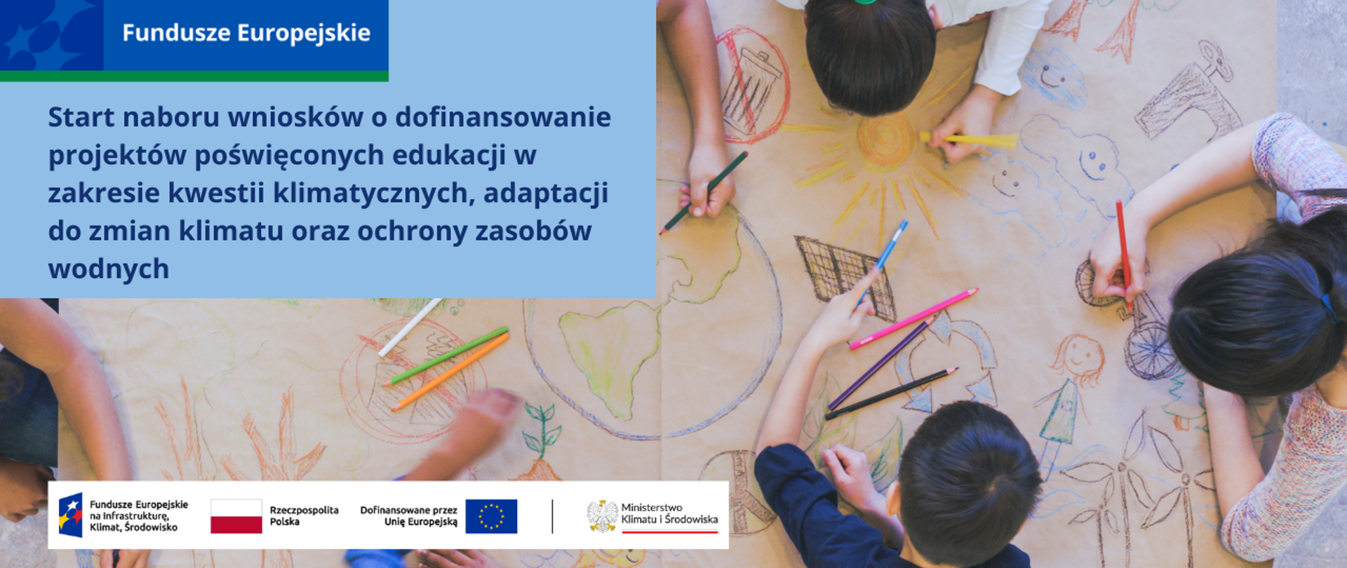 Zdjęcie z góry dzieci rysujących kolorowymi kredkami na szarym papierze rysunki związane z ekologią, OZE, ochroną klimatu.