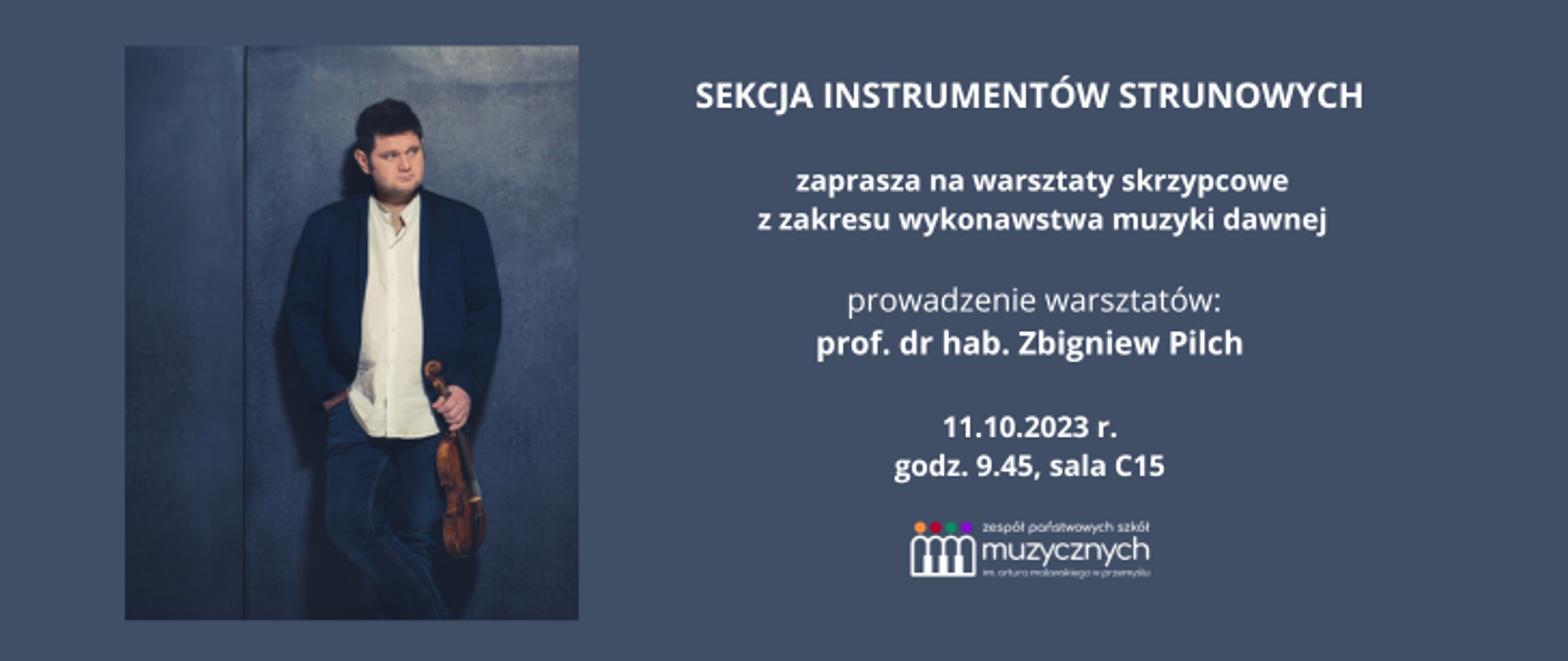 Na niebieskim tle z lewej strony znajduje się zdjęcie Zbigniewa Pilcha. Po prawej stronie znajduje się informacja: sekcja instrumentów strunowych zaprasza na warsztaty skrzypcowe z zakresu wykonawstwa muzyki dawnej. Prowadzenie warsztatów: prof. dr hab. Zbigniew Pilch. 11.10.2023 r. godz. 9:45, sala C15. Na dole znajduje się logo szkoły.
