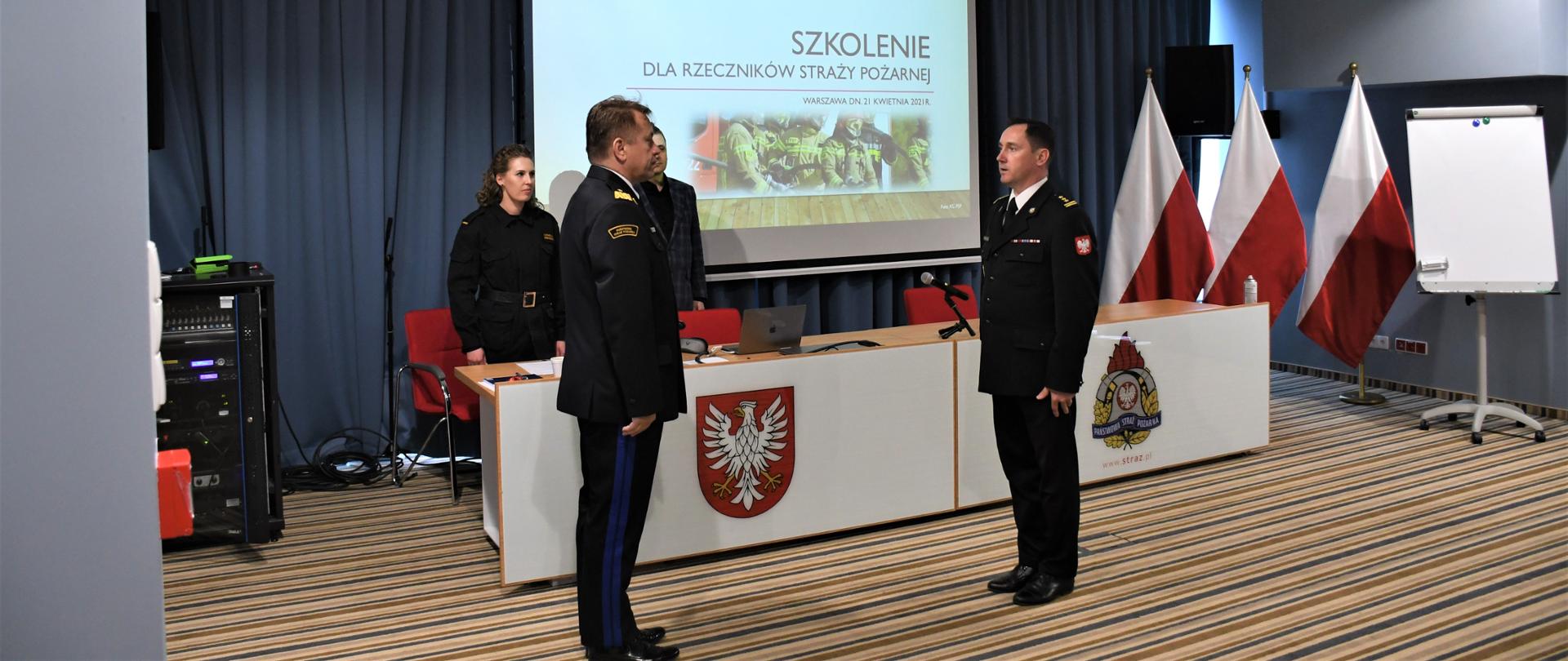 Na zdjęciu Mazowiecki Komendant Wojewódzki PSP odbiera meldunek o rozpoczęciu odprawy.