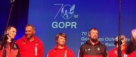 Ratownicy GOPR w czerwonych bluzach podczas uroczystego jubileuszu