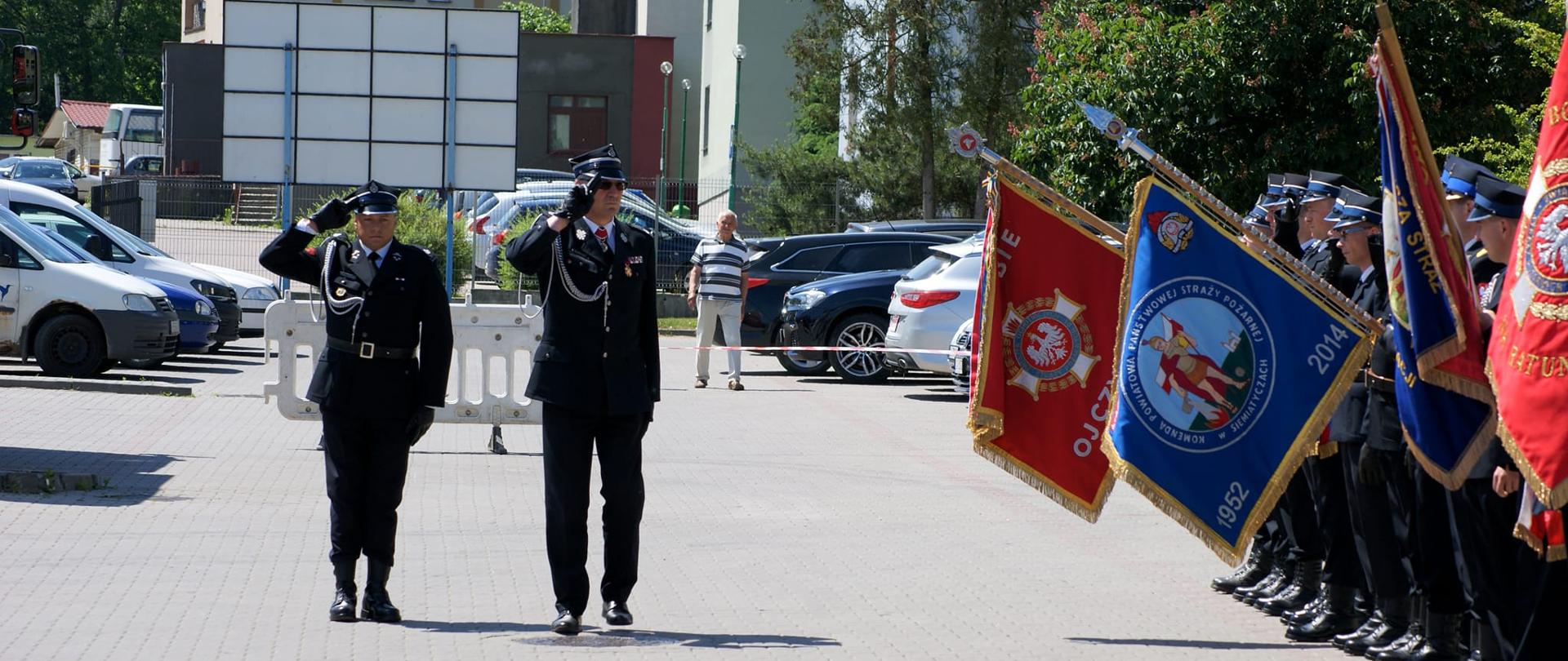 Przegląd pododdziałów- dokonuje dh Andrzej Koc oraz dowódca uroczystości