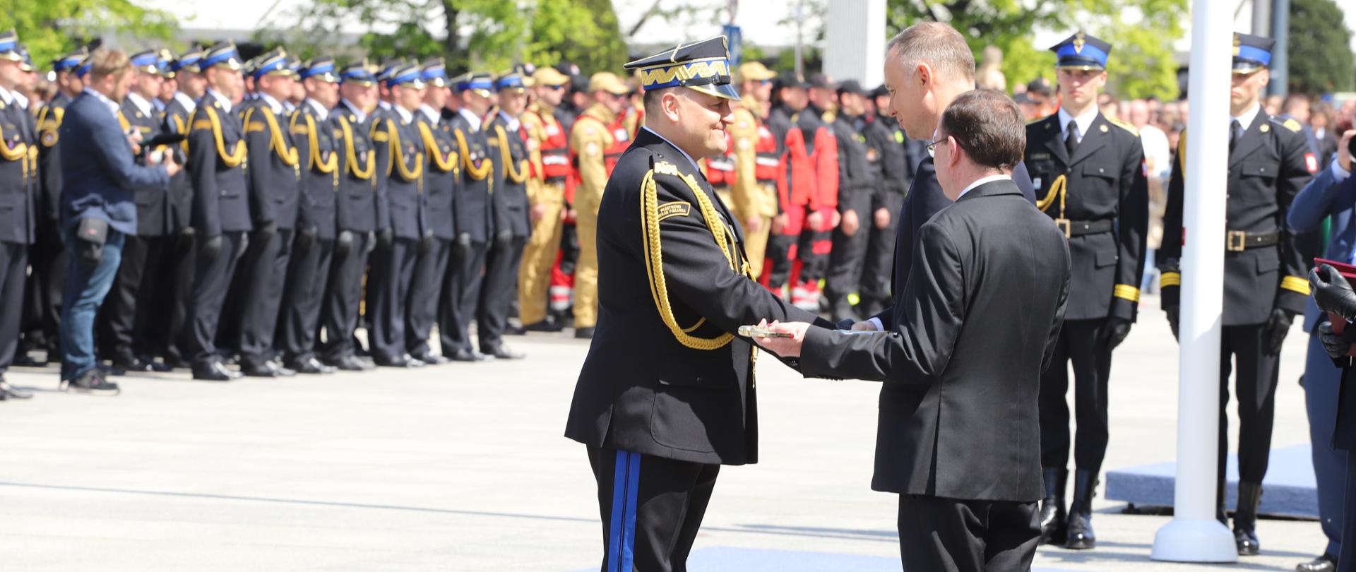 Moment wręczenia nominacji generalskiej Opolskiemu Komendantowi Wojewódzkiemu PSP
