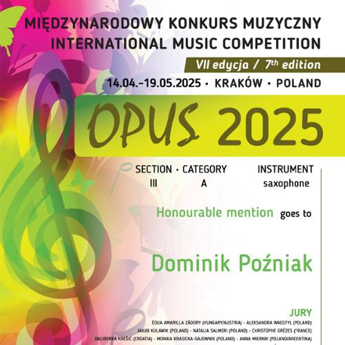 Dyplom przyznany Dominikowi Poźniakowi za zdobycie wyróżnienia w kategorii III A (instrument: saksofon) podczas VII edycji Międzynarodowego Konkursu Muzycznego OPUS 2025 w Krakowie. Dyplom ma kolorowe, muzyczne tło z motywami klucza wiolinowego i motyli.