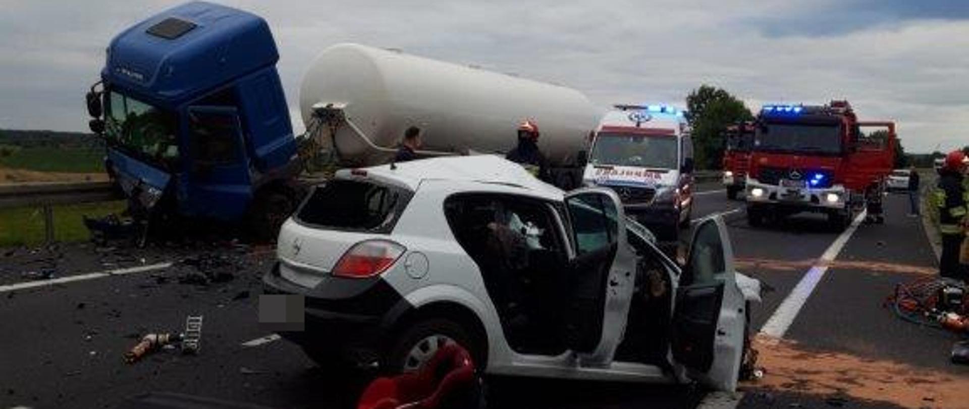 Zdjęcie ukazuje skutki zderzenia samochodu osobowego z ciężarowym na drodze krajowej nr 16