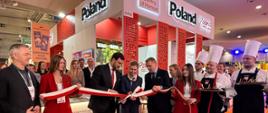 Henryk Smolarz, Dyrektor Generalny KOWR (z prawej w środku), Monika Krzepkowska, Chargé d’ affaires Ambasady RP w Madrycie (w środku), i Adam Nowak, Podsekretarz Stanu w Ministerstwie Rolnictwa i Rozwoju Wsi (z lewej w środku), uroczyście otwierają polskie stoisko narodowe Poland Tastes Good