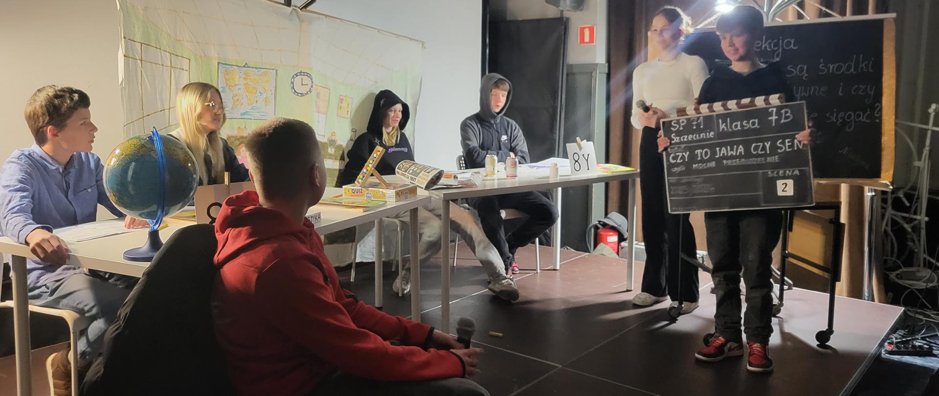 uczniowie występują na scenie 