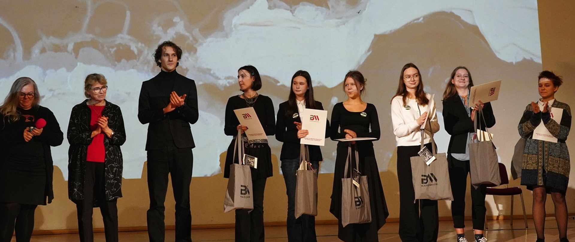 Fotografia ukazująca członków Jury oraz Laureatów Wojewódzkiego Konkursu Recytatorskiego "W kegu poezji Marii Pawlikowskiej-Jasnorzewskiej".