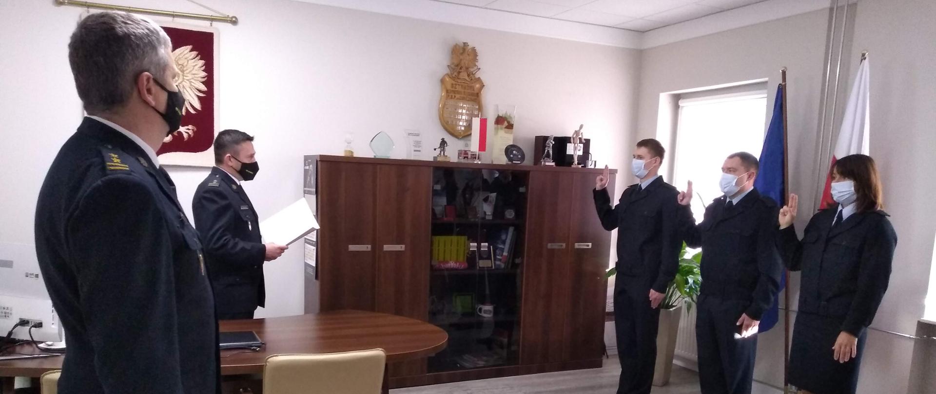 Nowoprzyjęci funkcjonariusze składają Ślubowanie.