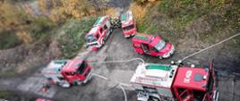 Pięć pojazdów gaśniczych w rozwinięciu bojowym zmierzającym do ugaszenia pożaru budynku ciepłowni