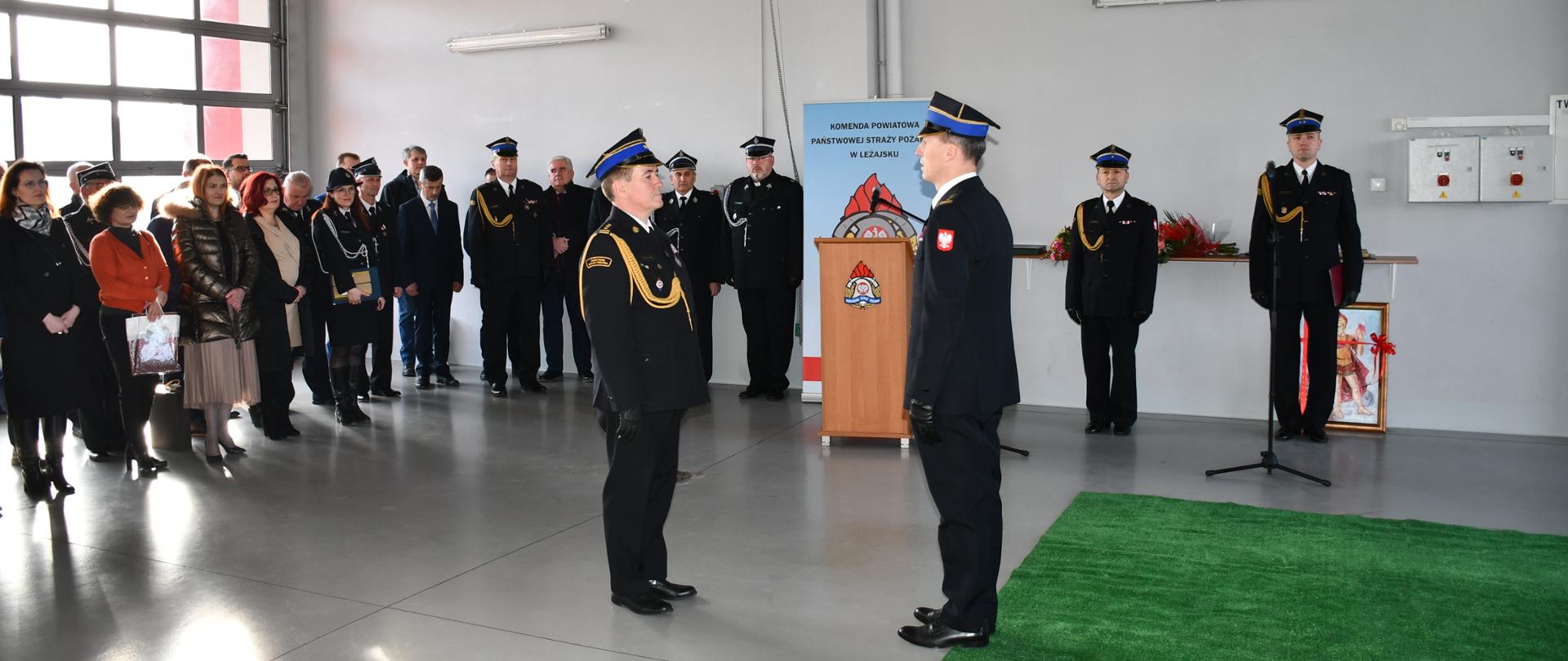Na zdjęciu widzimy zastępcę komendanta powiatowego PSP w Leżajsku zdającego obowiązki na ręce zastępcy komendanta województwa podkarpackiego.