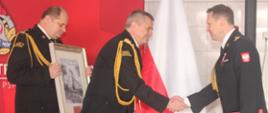 Pomorski Komendant Wojewódzki PSP nadbryg. Piotr Socha wręcza nagrodę Komendantowi Powiatowemu PSP w Człuchowie st.bryg. Ernestowi Szczepańskiemu. 