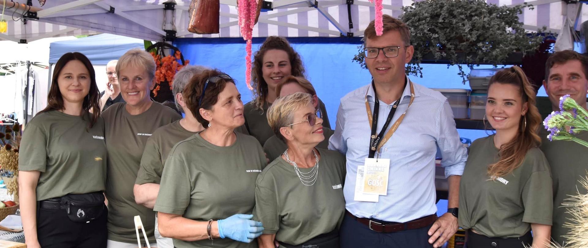 Wojewoda na stoisku z rolnikami 