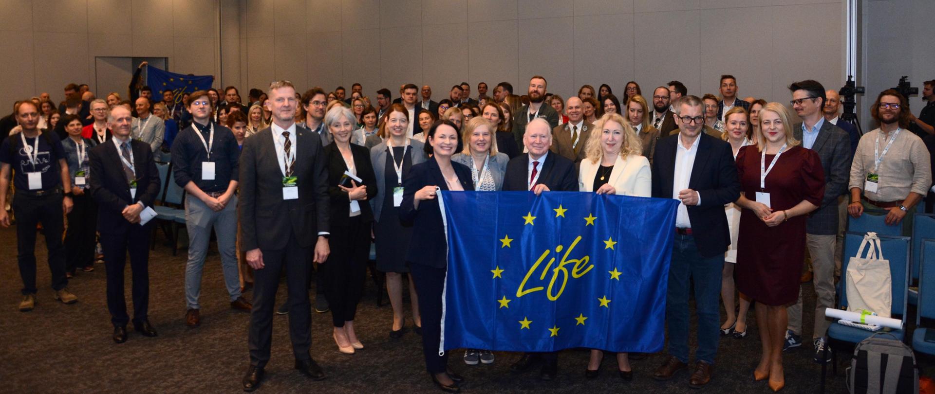 Zdjęcie grupowe uczestników Dni Informacyjnych LIFE z przedstawicielami NFOŚiGW i zaproszonymi gośćmi.