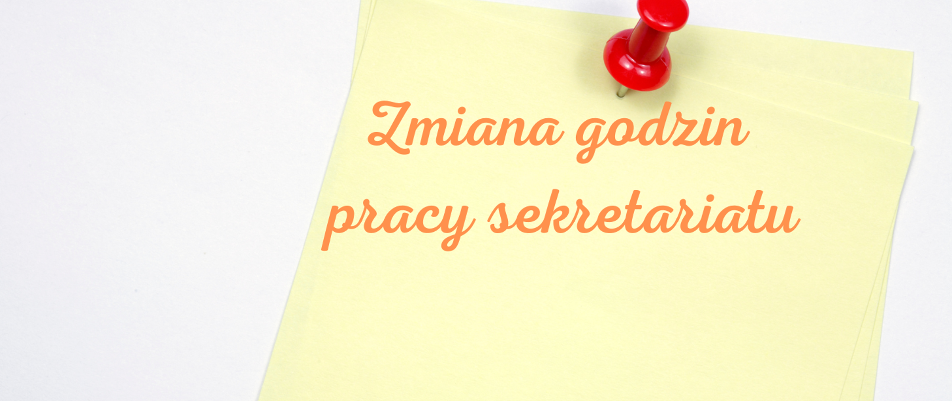 Na białym tle żółte karteczki przypięte czerwoną pinezką. Na żółtej kartce tekst w kolorze pomarańczowym "Zmiana godzin pracy sekretariatu".